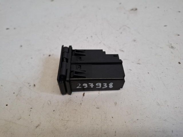 bontott NISSAN LEAF USB Aljzat