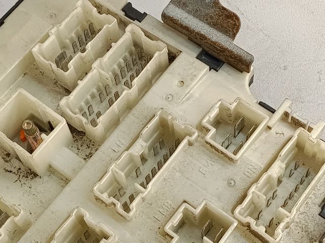 bontott NISSAN MAXIMA Biztosítéktábla Motortér