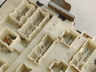 bontott NISSAN MAXIMA Biztosítéktábla Motortér