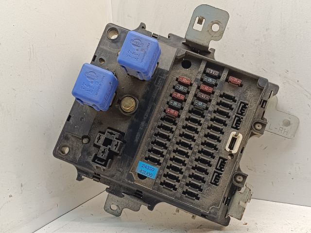 bontott NISSAN MAXIMA Biztosítéktábla Motortér