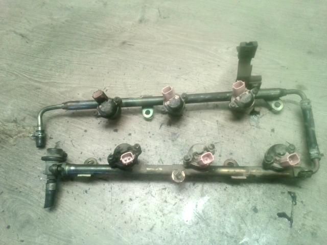 bontott NISSAN MAXIMA Porlasztó Sor / Híd