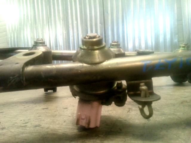 bontott NISSAN MAXIMA Porlasztó Sor / Híd