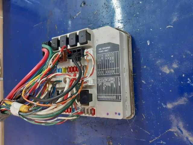 bontott NISSAN MICRA III Biztosítéktábla Motortér