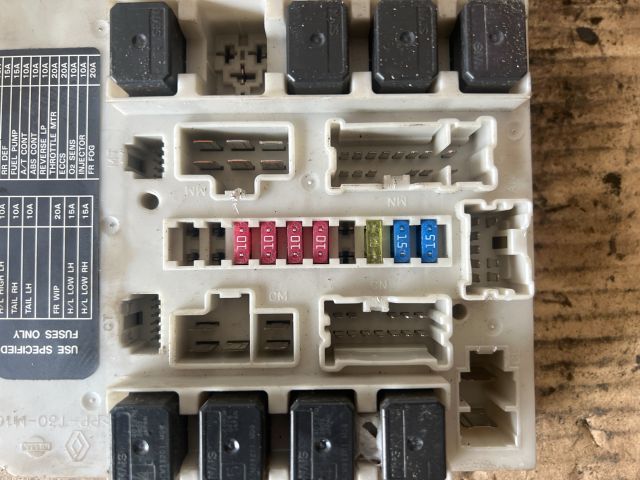 bontott NISSAN MICRA III Biztosítéktábla Utastér