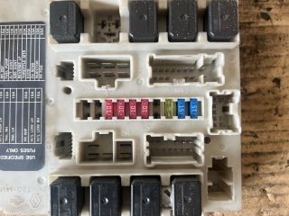 bontott NISSAN MICRA III Biztosítéktábla Utastér