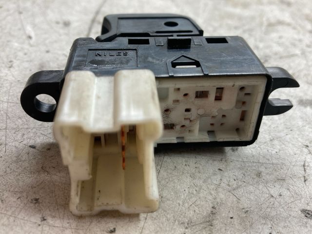 bontott NISSAN MICRA III Jobb hátsó Ablakemelő Kapcsoló