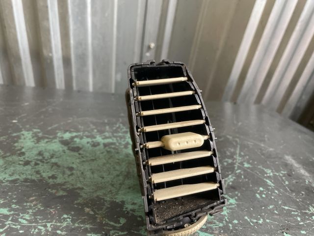 bontott NISSAN MICRA III Középső Jobb Szellőző