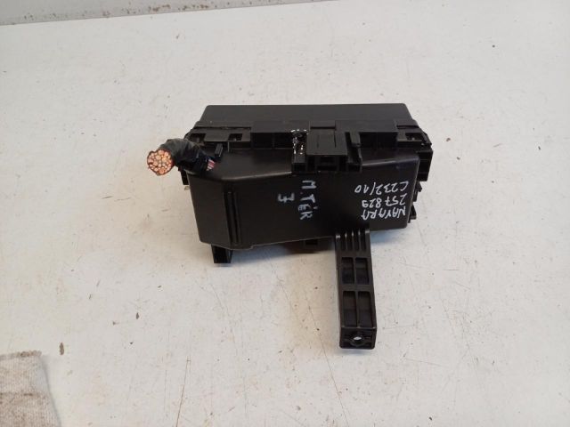 bontott NISSAN NAVARA Biztosítéktábla Motortér