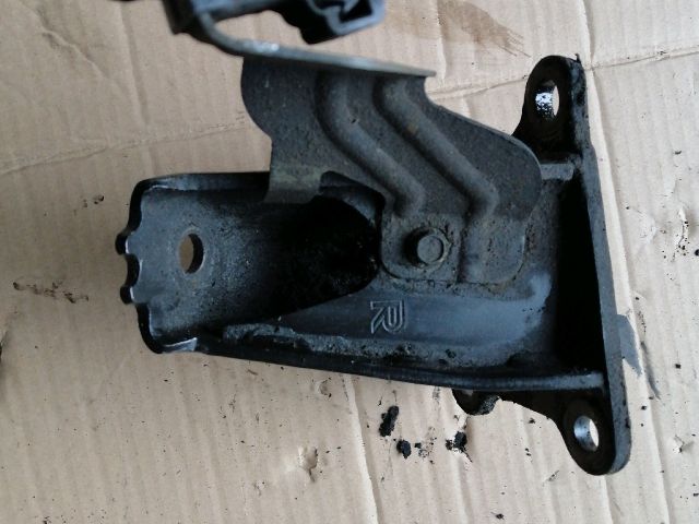 bontott NISSAN NAVARA Motor Tartó Bak Jobb