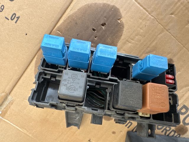 bontott NISSAN NAVARA Biztosítéktábla Motortér