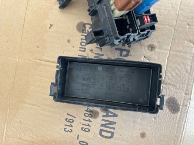 bontott NISSAN NAVARA Biztosítéktábla Motortér