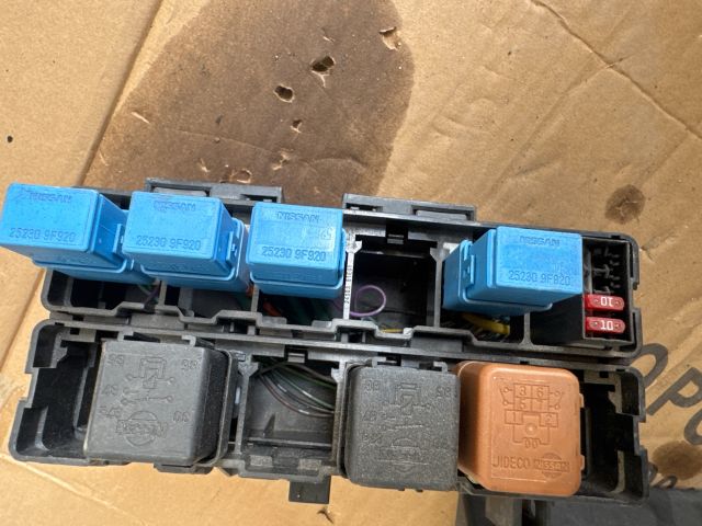 bontott NISSAN NAVARA Biztosítéktábla Motortér