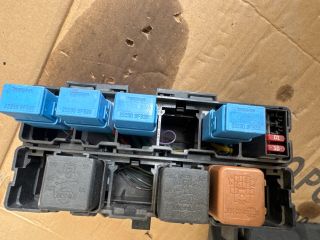 bontott NISSAN NAVARA Biztosítéktábla Motortér