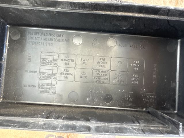 bontott NISSAN NAVARA Biztosítéktábla Motortér