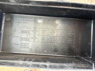 bontott NISSAN NAVARA Biztosítéktábla Motortér