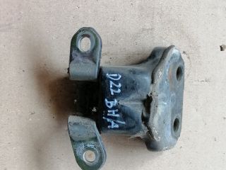 bontott NISSAN NAVARA Bal hátsó Alsó Zsanér