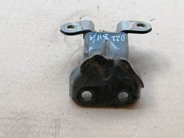 bontott NISSAN NAVARA Bal hátsó Alsó Zsanér