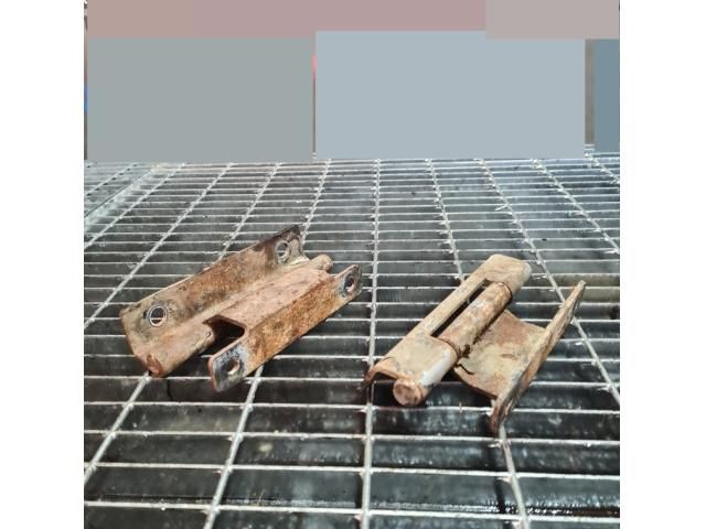 bontott NISSAN NAVARA Csomagtérajtó Zsanér