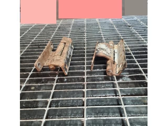 bontott NISSAN NAVARA Csomagtérajtó Zsanér