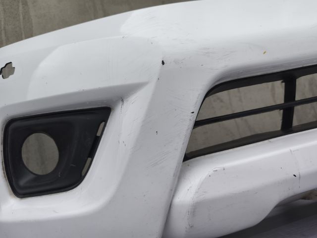 bontott NISSAN NAVARA Első Lökhárító (Üresen)