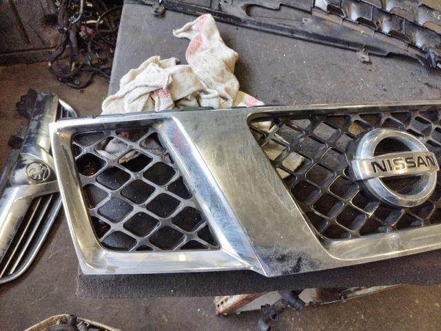 bontott NISSAN NAVARA Hűtőrács