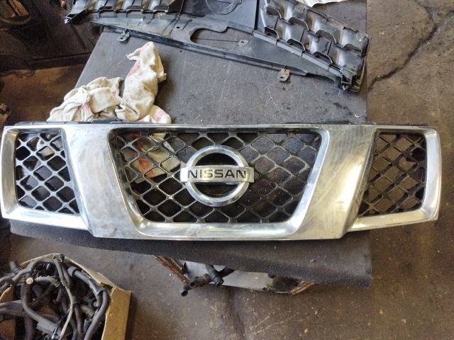 bontott NISSAN NAVARA Hűtőrács