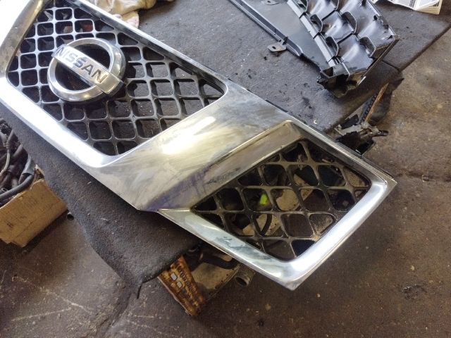 bontott NISSAN NAVARA Hűtőrács