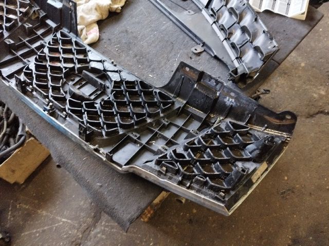 bontott NISSAN NAVARA Hűtőrács