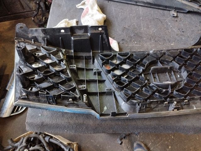 bontott NISSAN NAVARA Hűtőrács