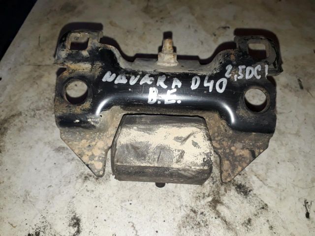 bontott NISSAN NAVARA Motor Tartó Bak Bal