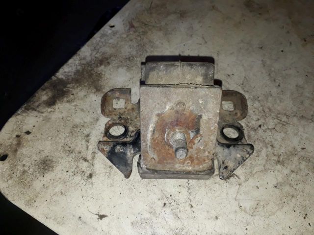 bontott NISSAN NAVARA Motor Tartó Bak Jobb