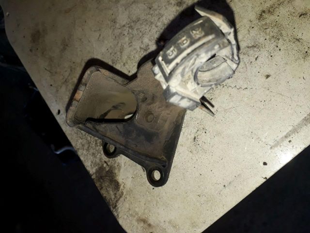 bontott NISSAN NAVARA Motor Tartó Bak Jobb