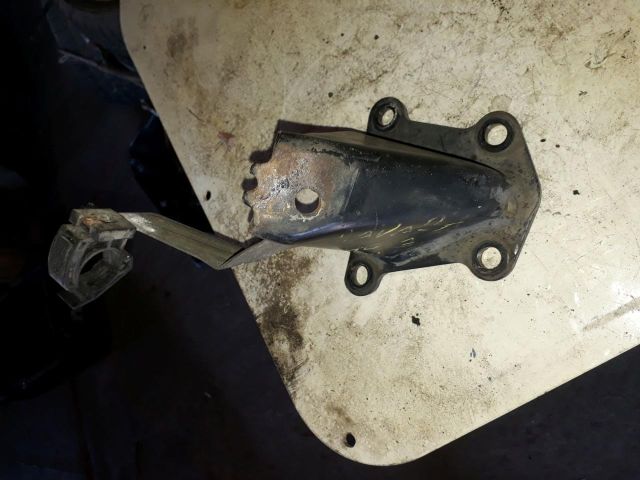 bontott NISSAN NAVARA Motor Tartó Bak Jobb