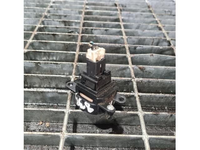 bontott NISSAN NAVARA Vészvillogó Kapcsoló