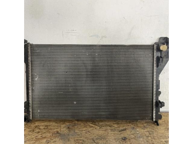 bontott NISSAN NV400 Vízhűtő Radiátor (Klímás)