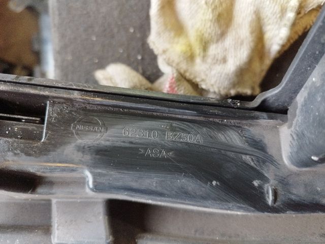 bontott NISSAN NV400 Hűtőrács