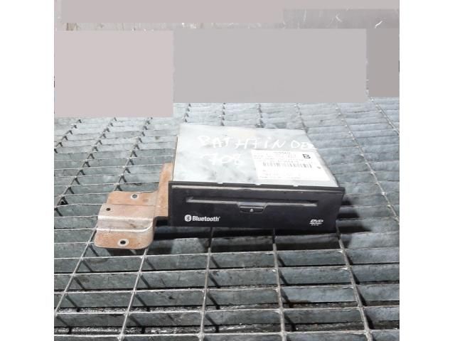 bontott NISSAN PATHFINDER CD / DVD Tár