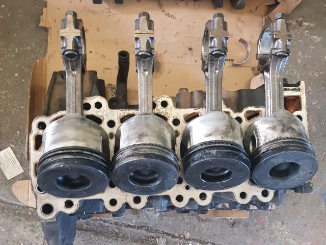 bontott NISSAN PICK UP Motorblokk (Fűzött)