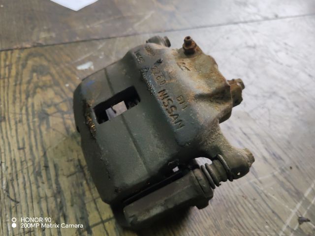 bontott NISSAN PRIMERA Jobb első Féknyereg Munkahengerrel