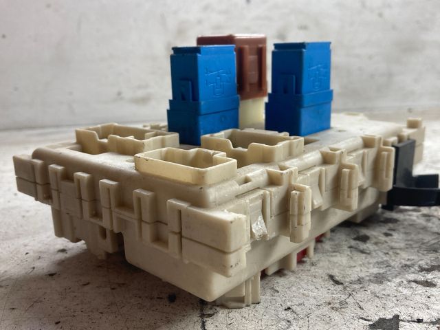 bontott NISSAN PRIMERA Biztosítéktábla Doboz