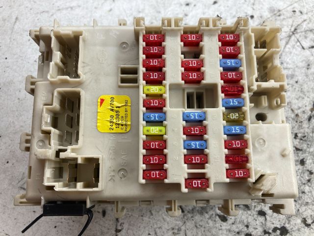 bontott NISSAN PRIMERA Biztosítéktábla Doboz