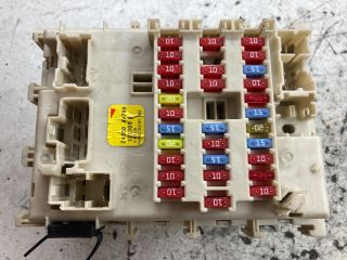 bontott NISSAN PRIMERA Biztosítéktábla Doboz