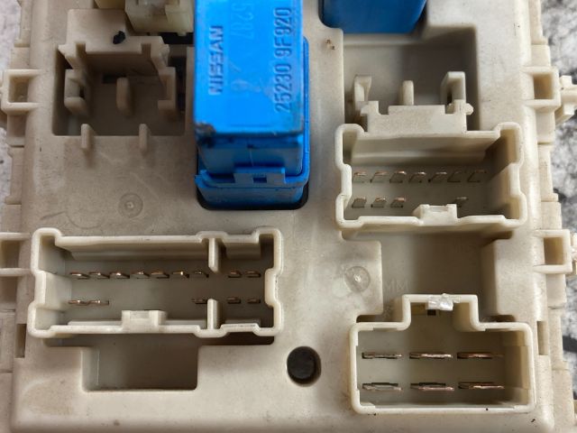 bontott NISSAN PRIMERA Biztosítéktábla Doboz