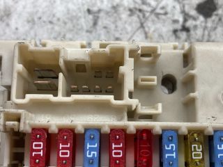 bontott NISSAN PRIMERA Biztosítéktábla Doboz