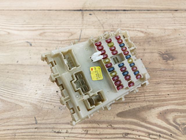 bontott NISSAN PRIMERA Biztosítéktábla Utastér