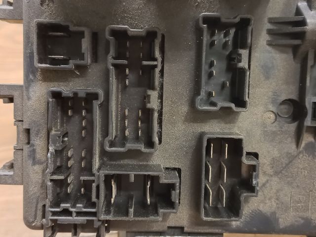 bontott NISSAN PRIMERA Biztosítéktábla Utastér