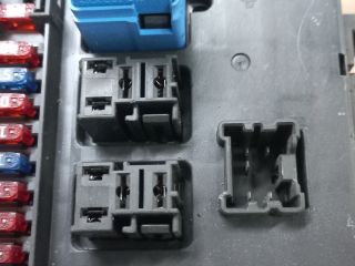 bontott NISSAN PRIMERA Biztosítéktábla Utastér