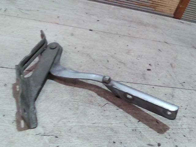 bontott NISSAN PRIMERA Csomagtérajtó Jobb Zsanér