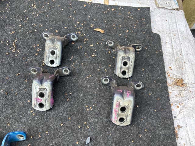 bontott NISSAN PULSAR Bal első Zsanér