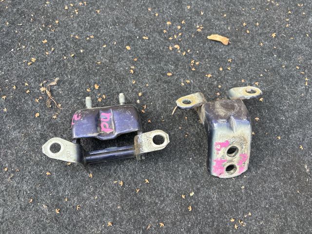 bontott NISSAN PULSAR Bal hátsó Zsanér